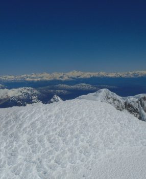 Esqui de travesia en los Volcanes , Chile.